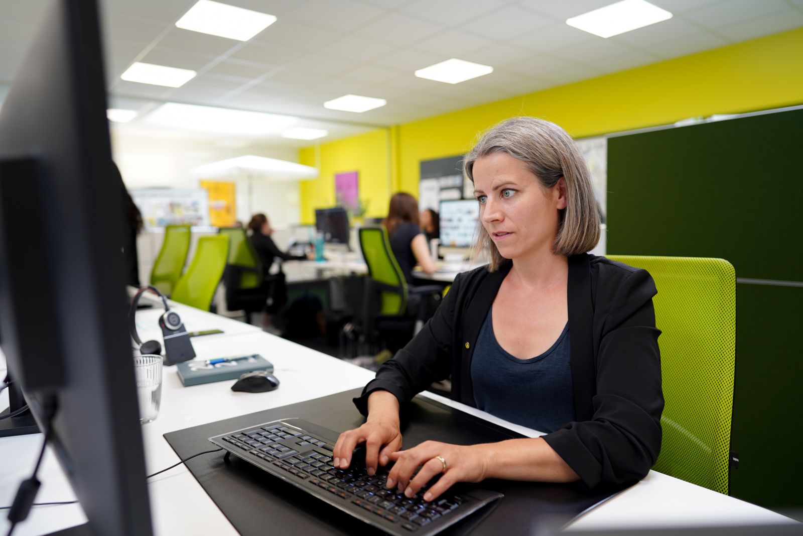 Mitarbeiterin in Textliche Arbeiten verwickelt in der Marketingwerkstatt GmbH