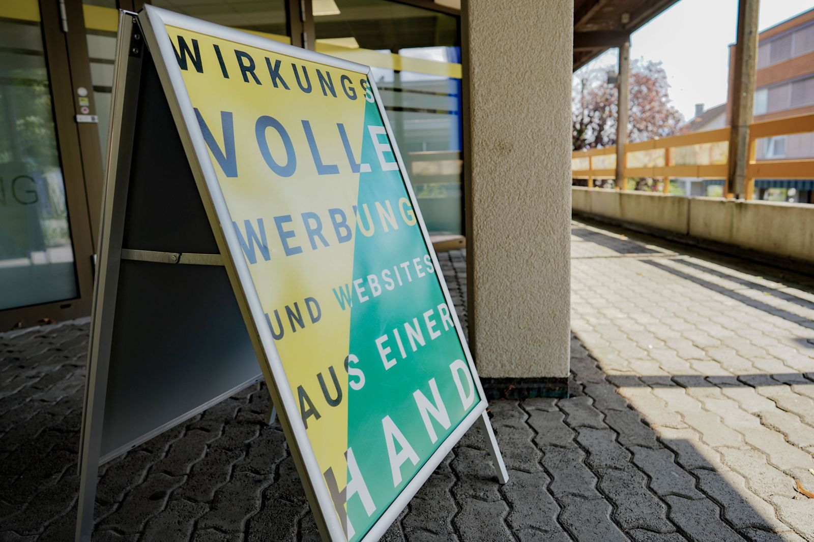 Plakatständer der Marketingwerkstatt vor dem Eingang